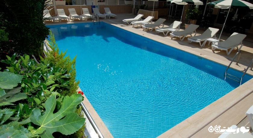 استخر روباز هتل لارا دایموند